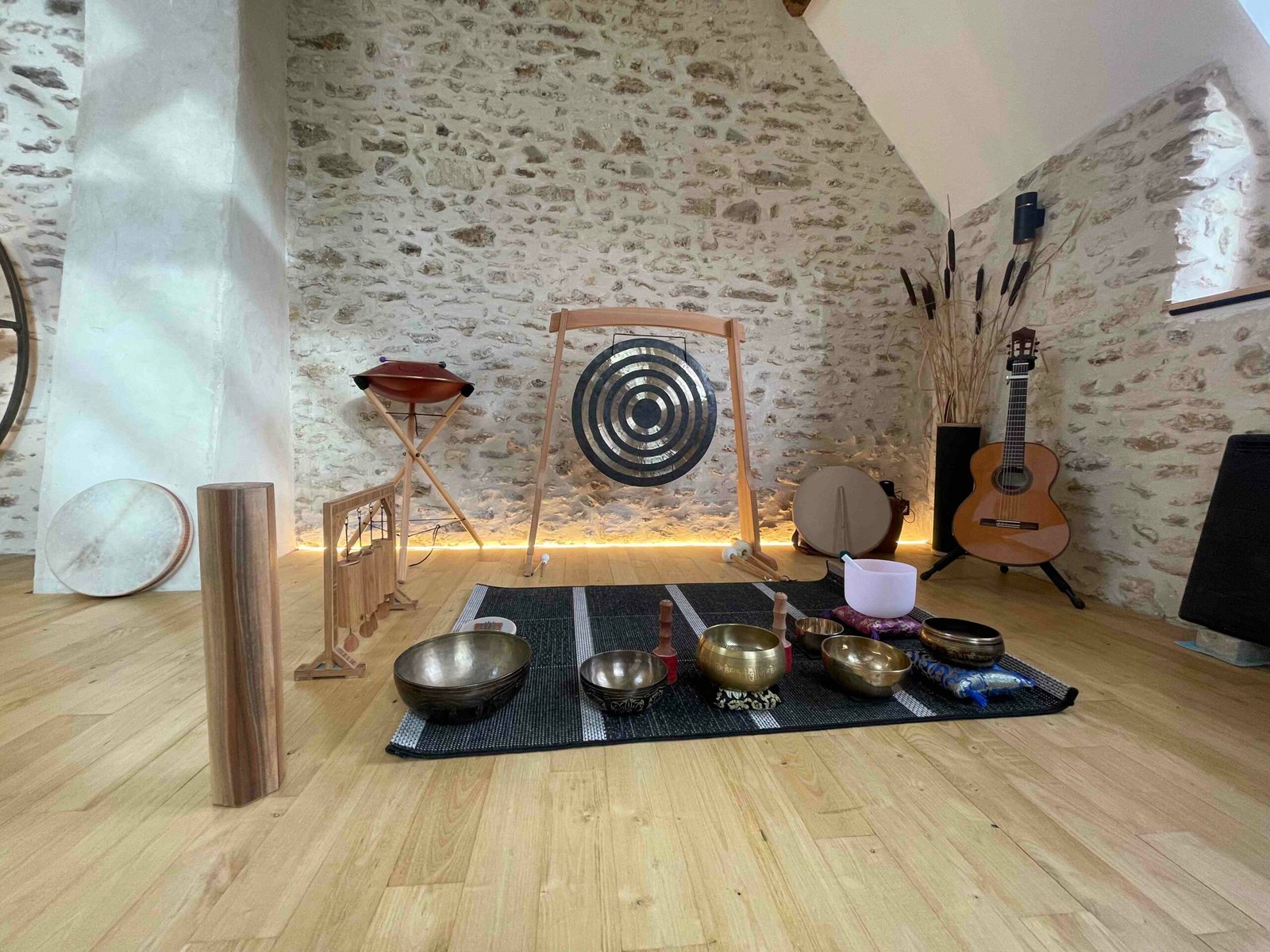 salle avec instruments pour concert sensoriel sur un tapis