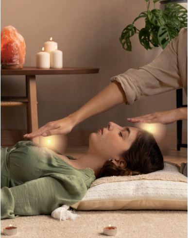 pratique énergétique une main posée sur le front et sur la zone du coeur